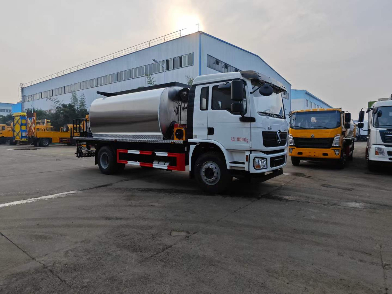 DONGFENG Asphalt Spreader - Asphalt paver: picture 2 DONGFENG Asphalt Spreader - Asphalt paver: picture 2