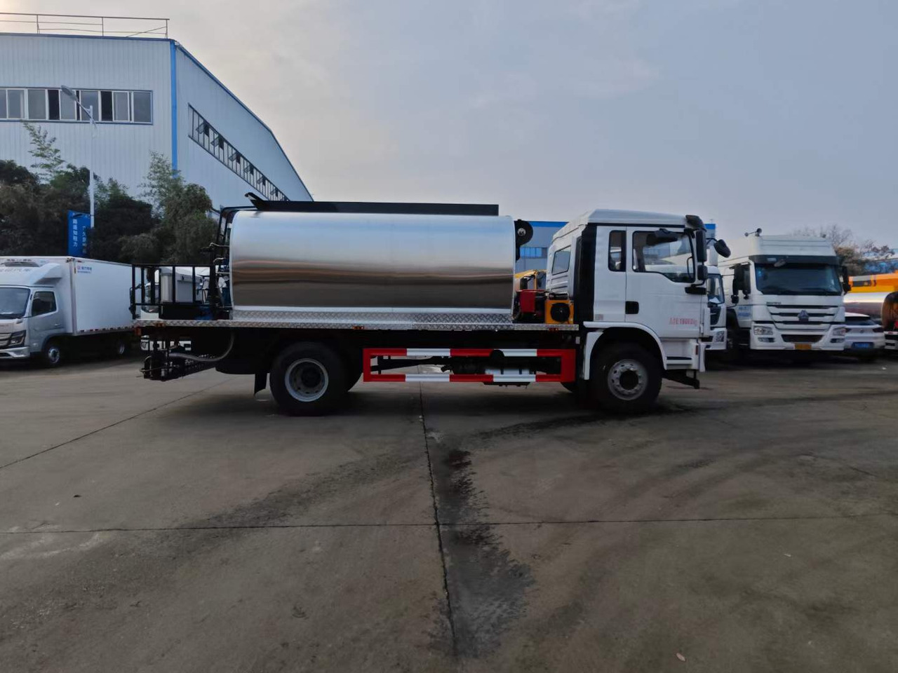 DONGFENG Asphalt Spreader - Asphalt paver: picture 1 DONGFENG Asphalt Spreader - Asphalt paver: picture 1