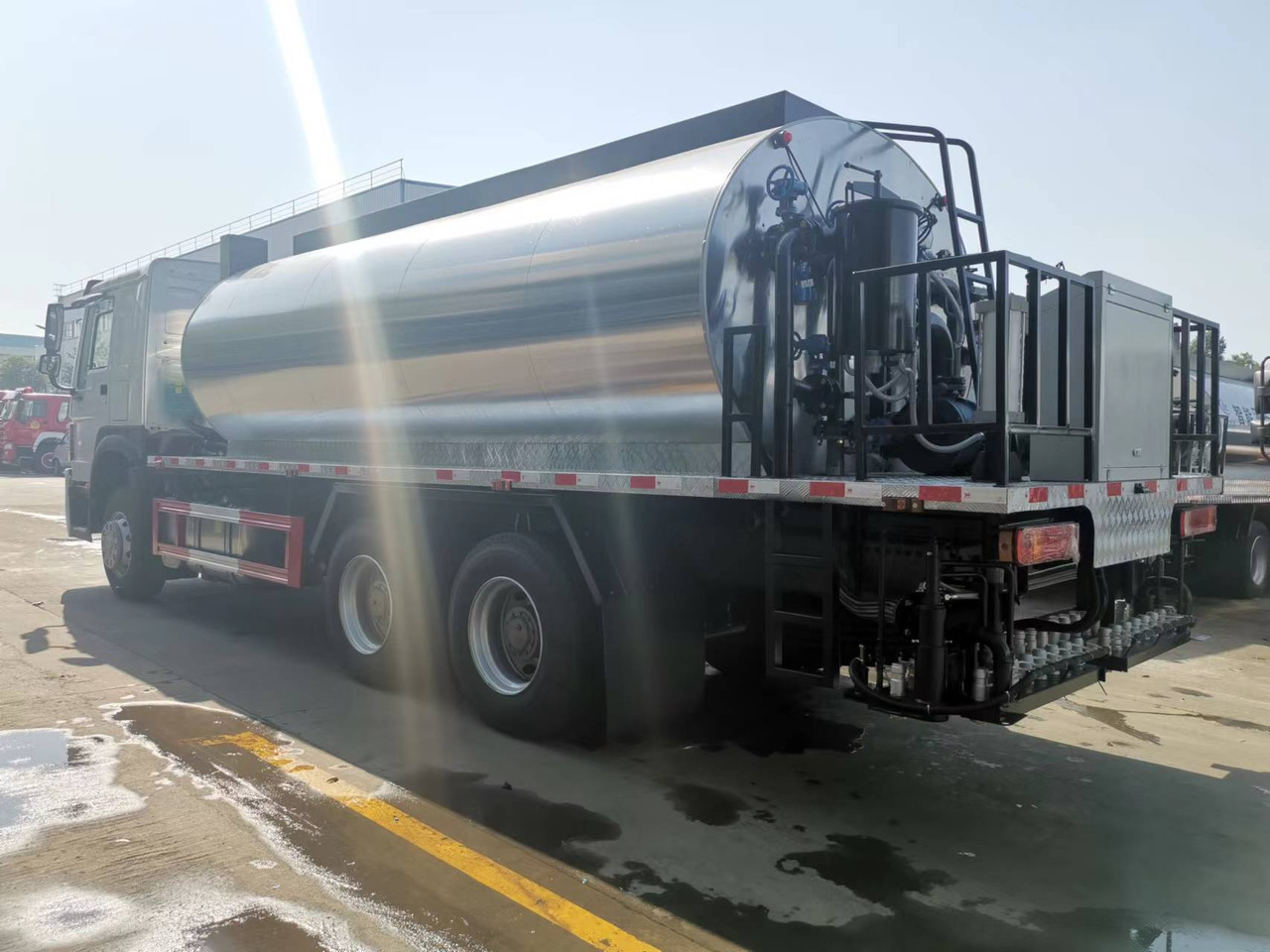 SINOTRUK HOWO CLICK HERE FOR DISCOUNT - Asphalt distributor: picture 4 SINOTRUK HOWO CLICK HERE FOR DISCOUNT - Asphalt distributor: picture 4