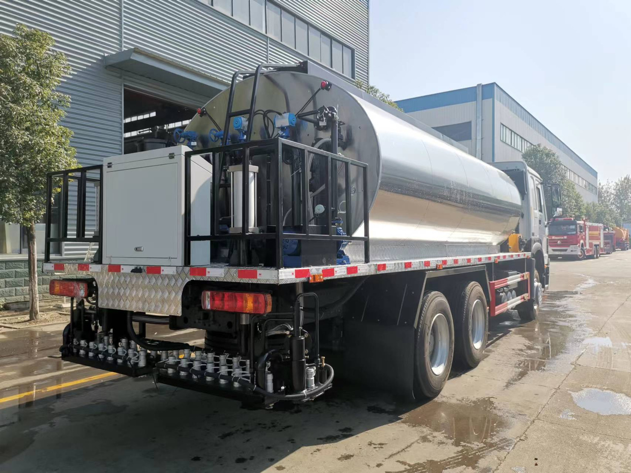 SINOTRUK HOWO CLICK HERE FOR DISCOUNT - Asphalt distributor: picture 5 SINOTRUK HOWO CLICK HERE FOR DISCOUNT - Asphalt distributor: picture 5