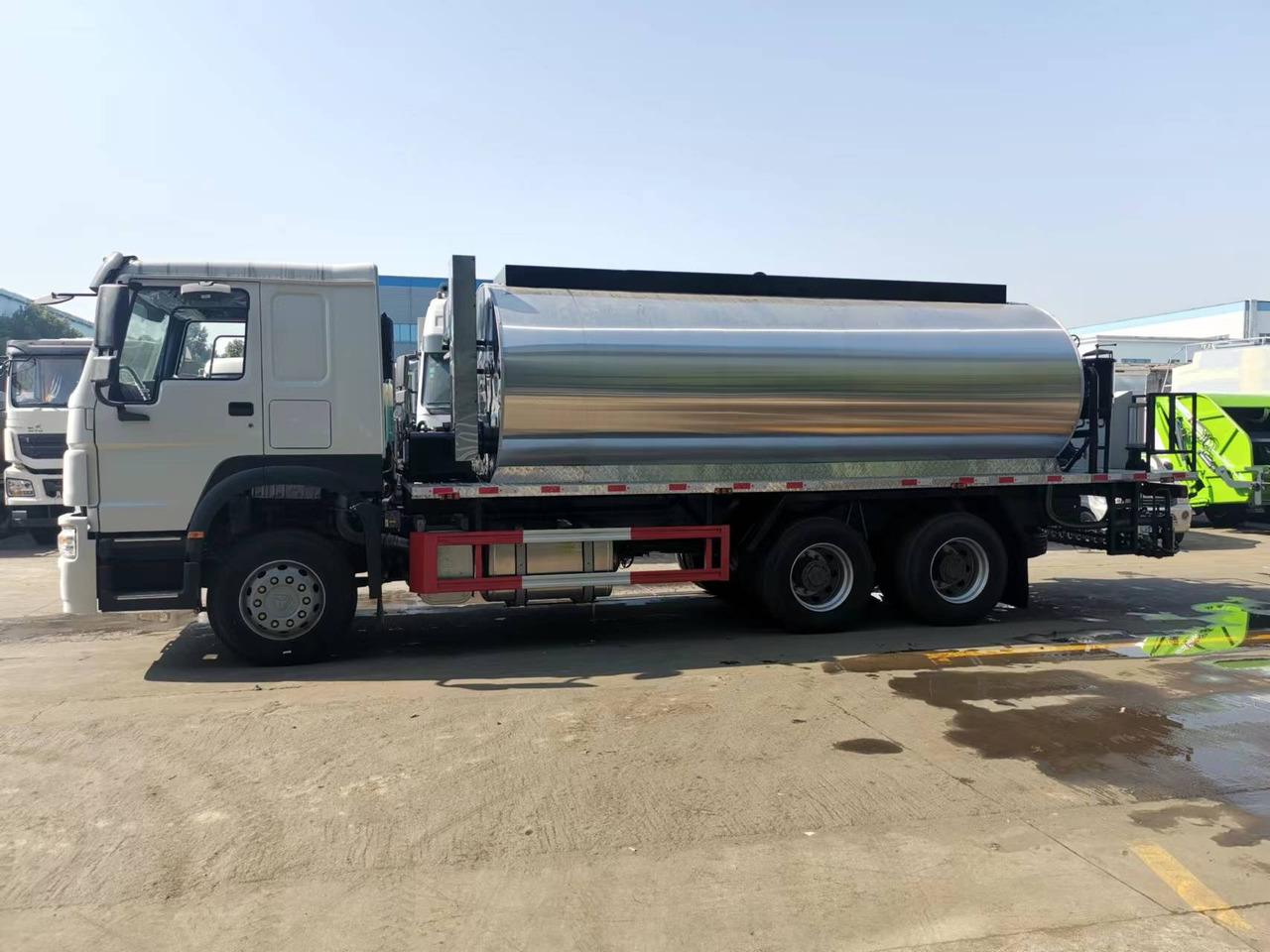 SINOTRUK HOWO CLICK HERE FOR DISCOUNT - Asphalt distributor: picture 3 SINOTRUK HOWO CLICK HERE FOR DISCOUNT - Asphalt distributor: picture 3