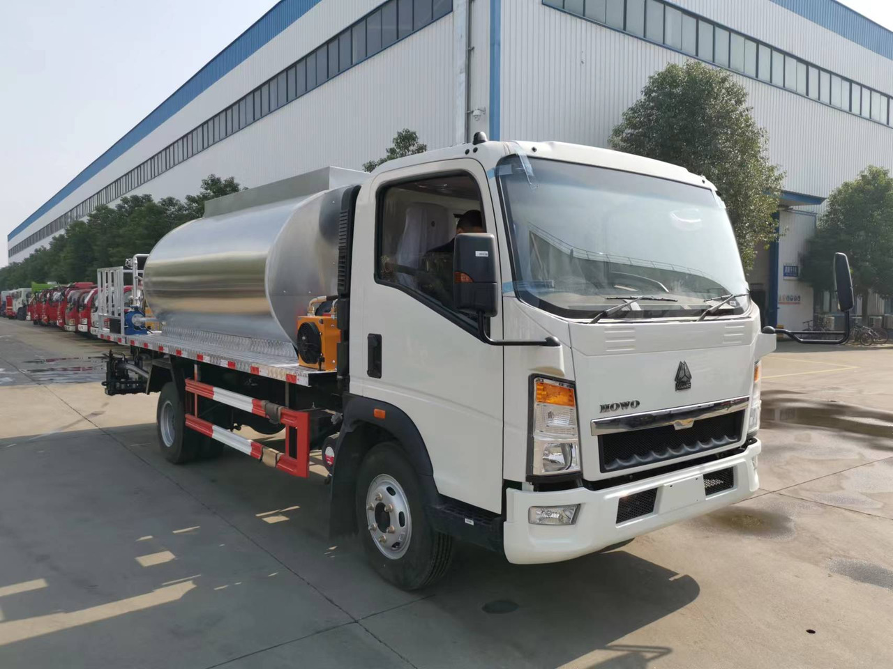 SINOTRUK HOWO CLICK HERE FOR DISCOUNT - Asphalt distributor: picture 1 SINOTRUK HOWO CLICK HERE FOR DISCOUNT - Asphalt distributor: picture 1