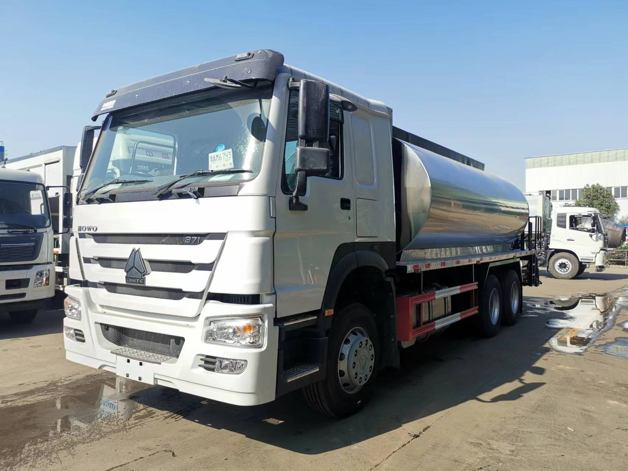 SINOTRUK HOWO CLICK HERE FOR DISCOUNT - Asphalt distributor: picture 1 SINOTRUK HOWO CLICK HERE FOR DISCOUNT - Asphalt distributor: picture 1