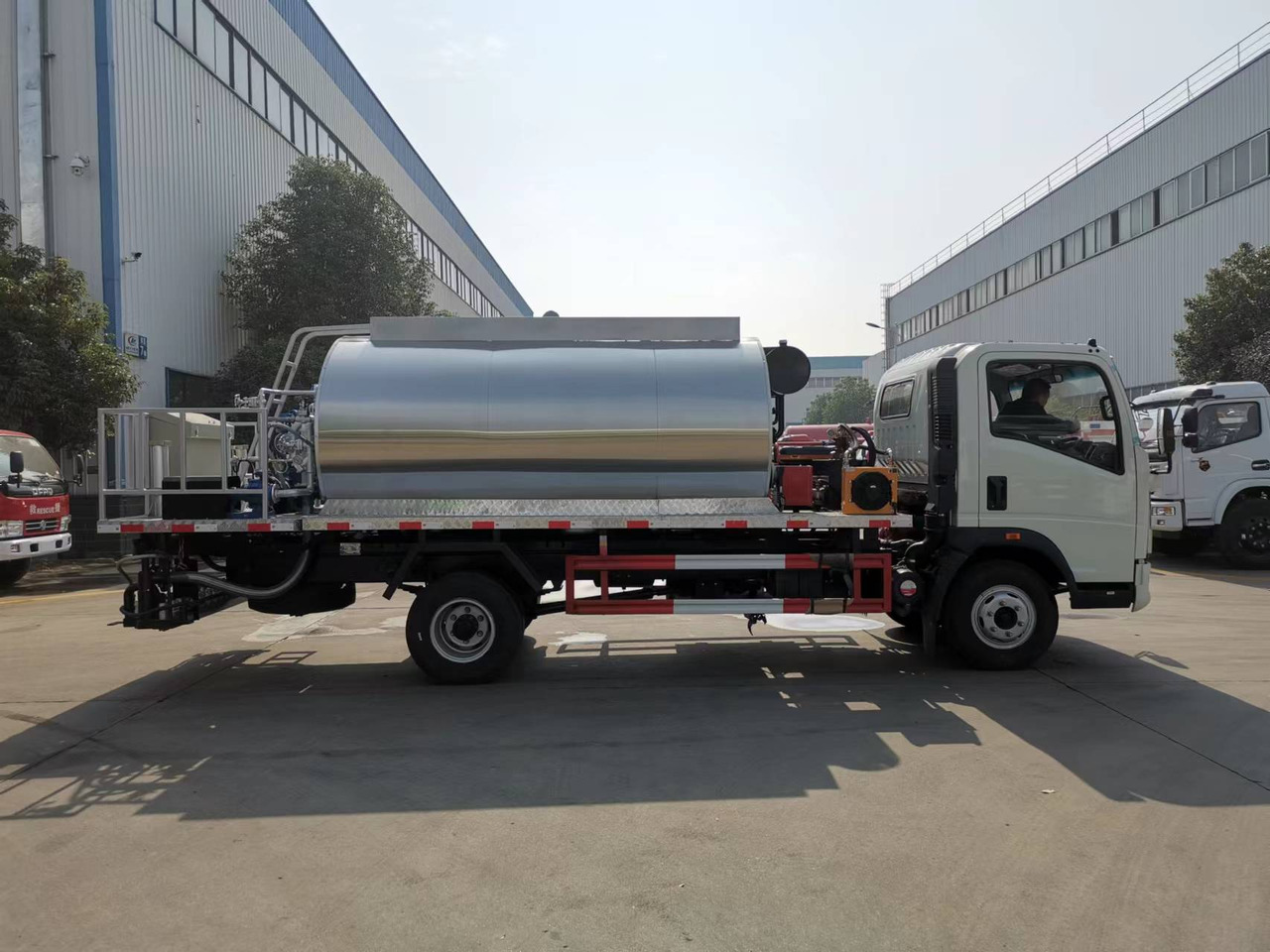 SINOTRUK HOWO CLICK HERE FOR DISCOUNT - Asphalt distributor: picture 3 SINOTRUK HOWO CLICK HERE FOR DISCOUNT - Asphalt distributor: picture 3