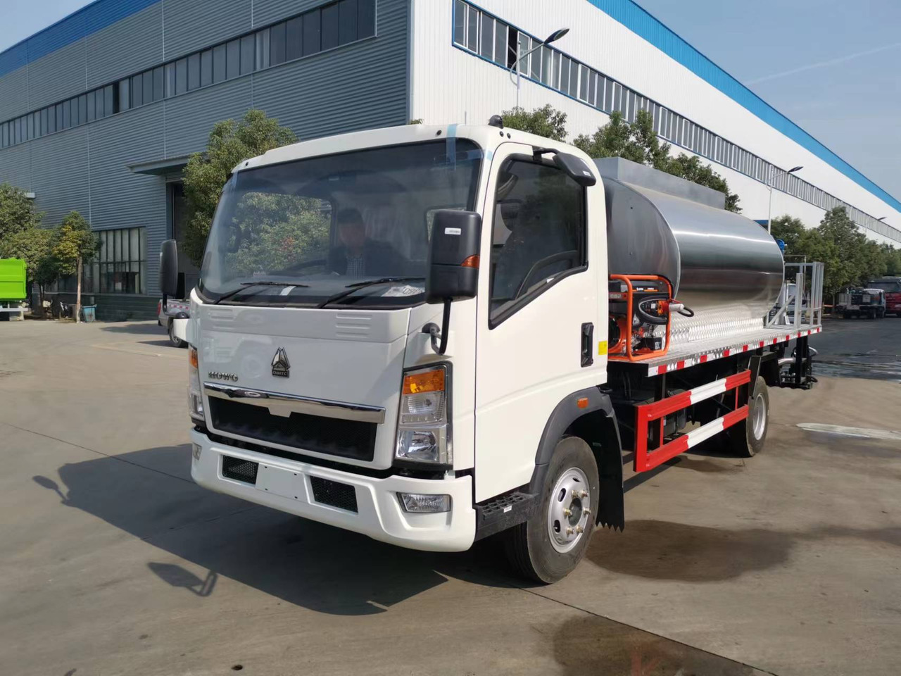 SINOTRUK HOWO CLICK HERE FOR DISCOUNT - Asphalt distributor: picture 2 SINOTRUK HOWO CLICK HERE FOR DISCOUNT - Asphalt distributor: picture 2