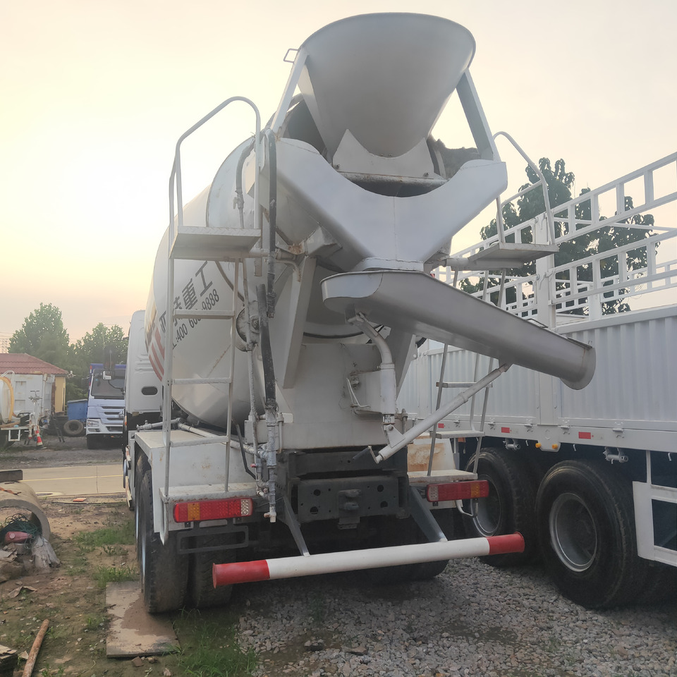 SINOTRUK HOWO371 - Concrete mixer: picture 4 SINOTRUK HOWO371 - Concrete mixer: picture 4