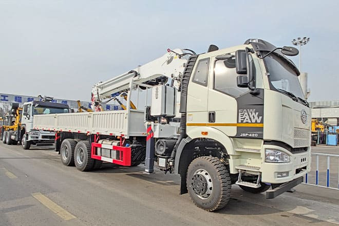 FAW FAW Truck Mounted Crane with Hydraulic Boom for Sale in Kuwait - Crane truck: picture 1 FAW FAW Truck Mounted Crane with Hydraulic Boom for Sale in Kuwait - Crane truck: picture 1