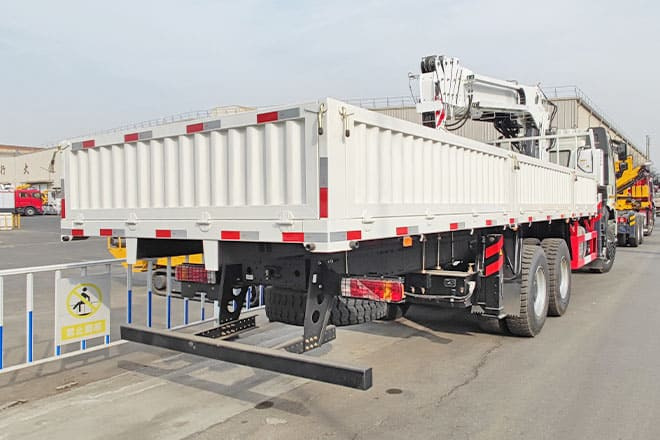 FAW FAW Truck Mounted Crane with Hydraulic Boom for Sale in Kuwait - Crane truck: picture 3 FAW FAW Truck Mounted Crane with Hydraulic Boom for Sale in Kuwait - Crane truck: picture 3