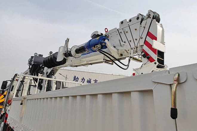 FAW FAW Truck Mounted Crane with Hydraulic Boom for Sale in Kuwait - Crane truck: picture 2 FAW FAW Truck Mounted Crane with Hydraulic Boom for Sale in Kuwait - Crane truck: picture 2