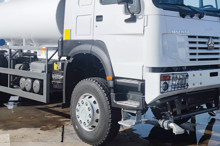 SINOTRUK Sinotruk Water Tanker Truck for Sale in Jamaica - Tank truck: picture 4 SINOTRUK Sinotruk Water Tanker Truck for Sale in Jamaica - Tank truck: picture 4