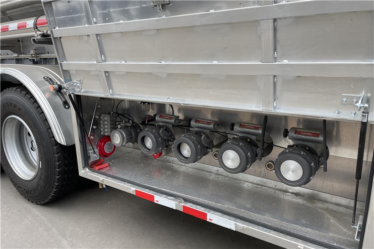 TITAN 3 Axle 45000 L Aluminum Fuel Tanker Trailer for Sale In Zimbabwe - Tank semi-trailer: picture 4 TITAN 3 Axle 45000 L Aluminum Fuel Tanker Trailer for Sale In Zimbabwe - Tank semi-trailer: picture 4