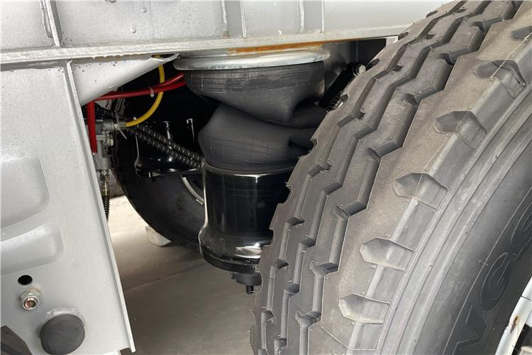 TITAN 3 Axle 45000 L Aluminum Fuel Tanker Trailer for Sale In Zimbabwe - Tank semi-trailer: picture 5 TITAN 3 Axle 45000 L Aluminum Fuel Tanker Trailer for Sale In Zimbabwe - Tank semi-trailer: picture 5