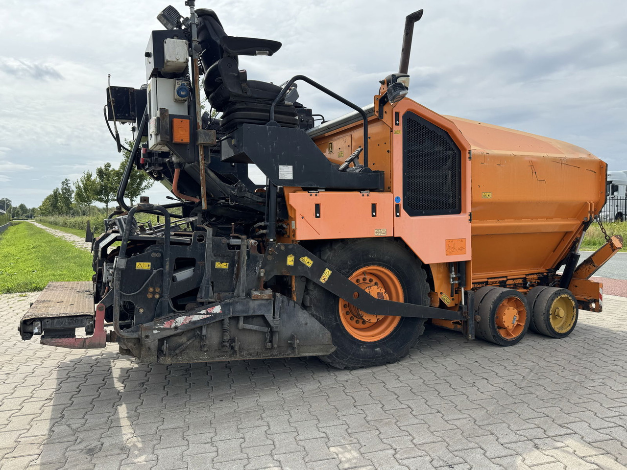 Caterpillar AP300F - Asphalt paver: picture 1 Caterpillar AP300F - Asphalt paver: picture 1