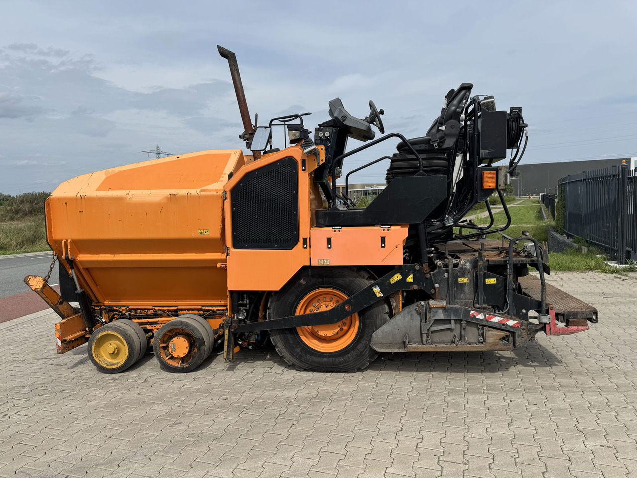 Caterpillar AP300F - Asphalt paver: picture 3 Caterpillar AP300F - Asphalt paver: picture 3