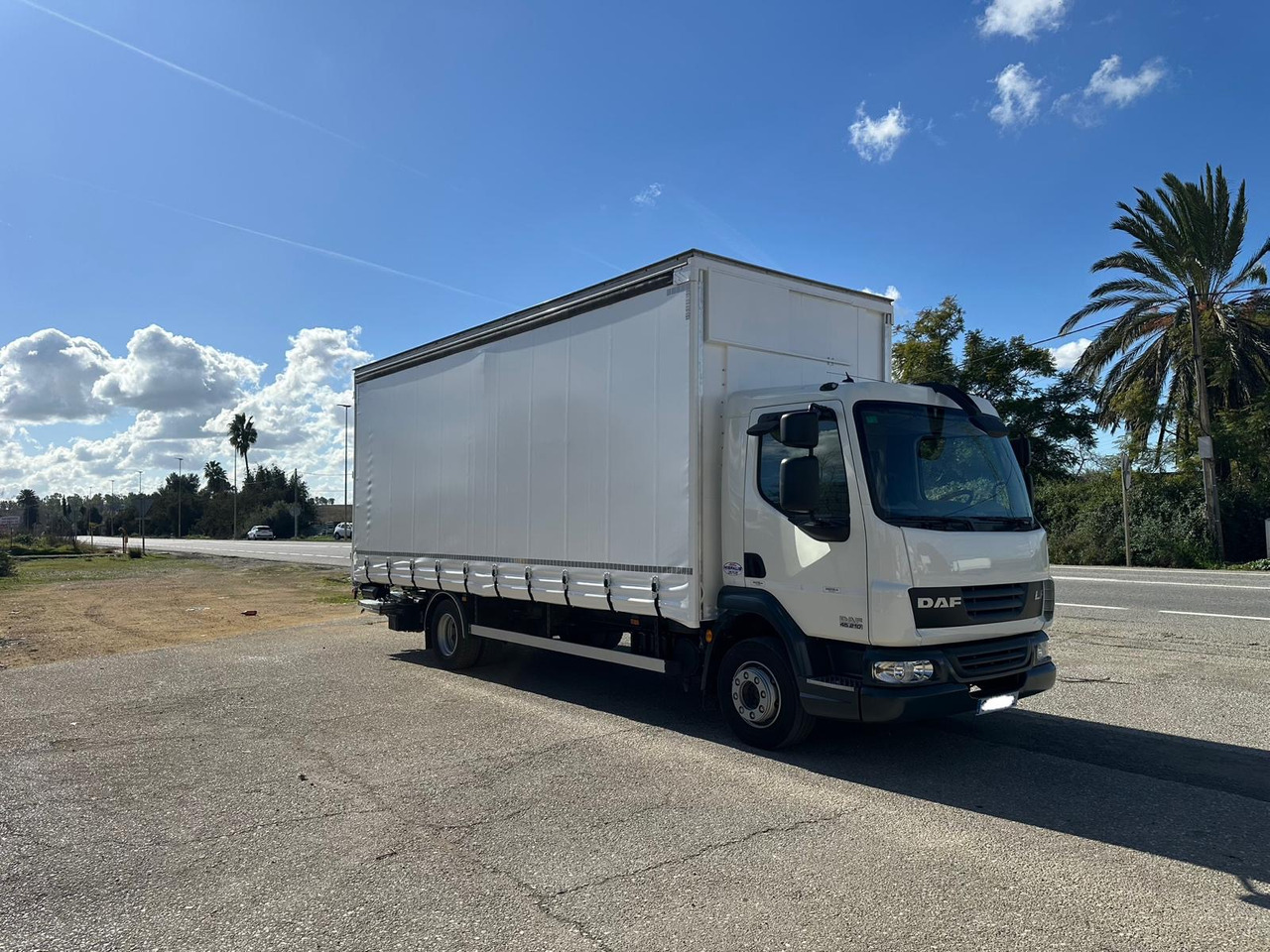 DAF LF 45.250 - Curtainsider truck: picture 4 DAF LF 45.250 - Curtainsider truck: picture 4