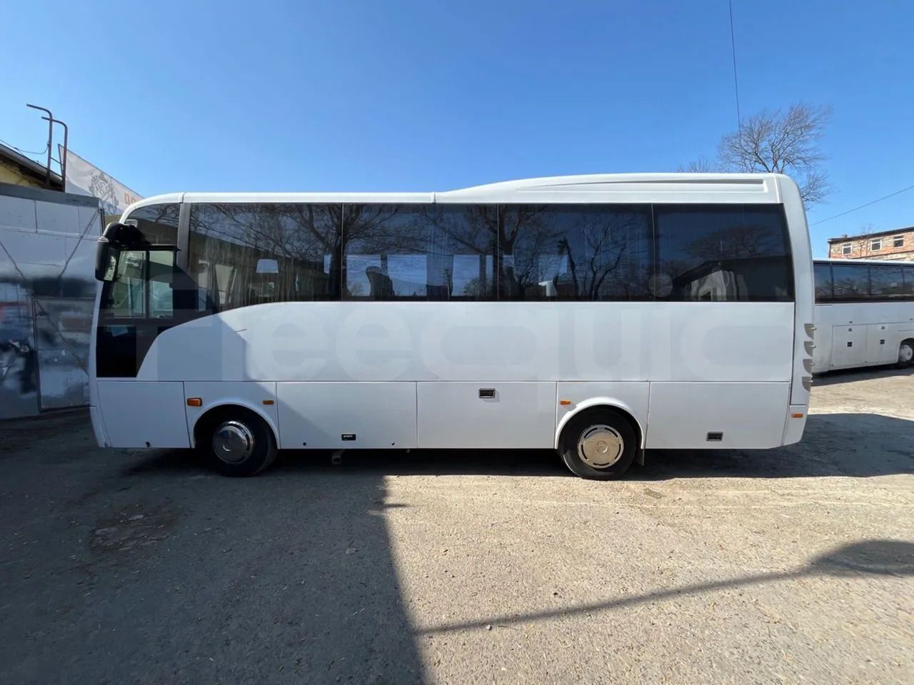 Isuzu Turquoise/Sb - Coach: picture 3 Isuzu Turquoise/Sb - Coach: picture 3