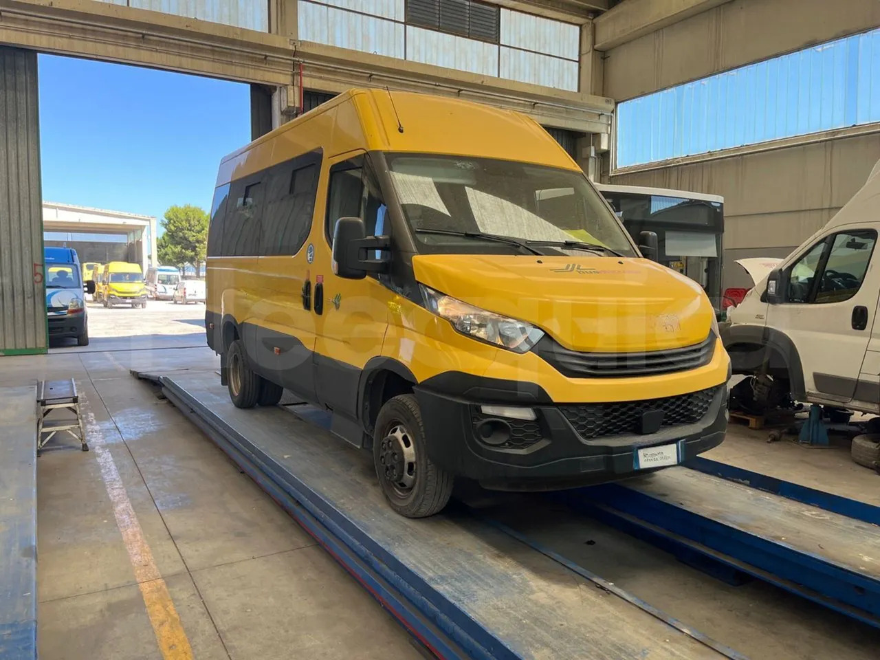 Iveco Daily - School bus: picture 1 Iveco Daily - School bus: picture 1