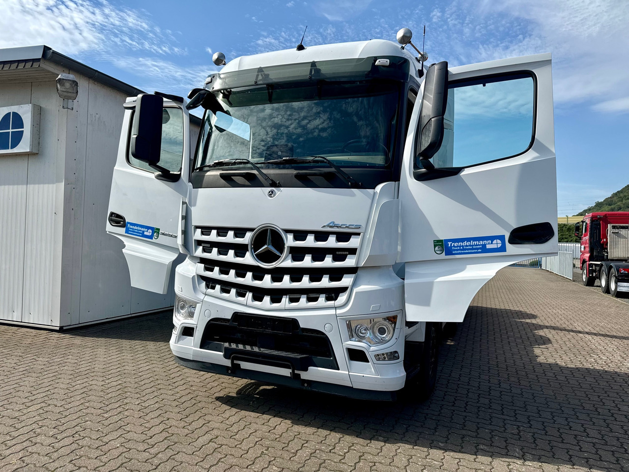 MERCEDES-BENZ Arocs 3553 4 Achsen Tridem - Hook lift truck: picture 2 MERCEDES-BENZ Arocs 3553 4 Achsen Tridem - Hook lift truck: picture 2