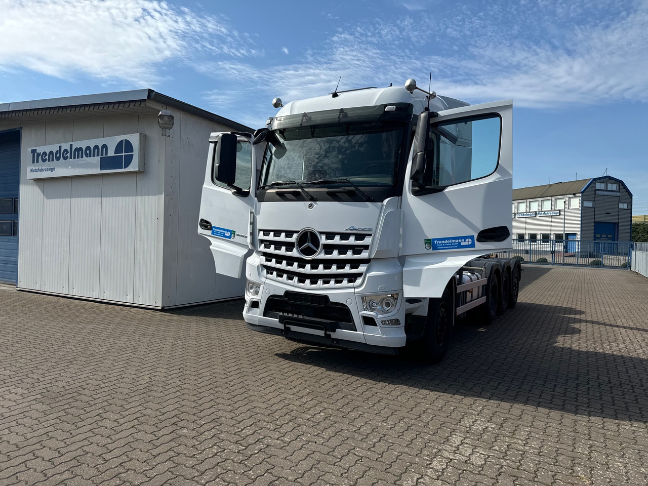 MERCEDES-BENZ Arocs 3553 4 Achsen Tridem - Hook lift truck: picture 4 MERCEDES-BENZ Arocs 3553 4 Achsen Tridem - Hook lift truck: picture 4