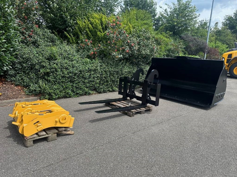 Cat 938M Fusion coupler, Bucket, Forks - Quick coupler for Construction machinery: picture 2 Cat 938M Fusion coupler, Bucket, Forks - Quick coupler for Construction machinery: picture 2