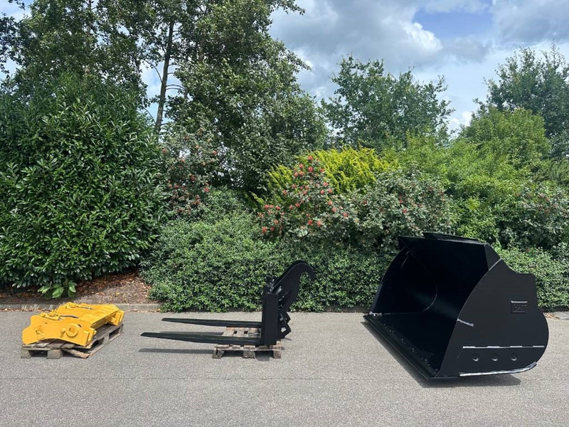 Cat 938M Fusion coupler, Bucket, Forks - Quick coupler for Construction machinery: picture 1 Cat 938M Fusion coupler, Bucket, Forks - Quick coupler for Construction machinery: picture 1