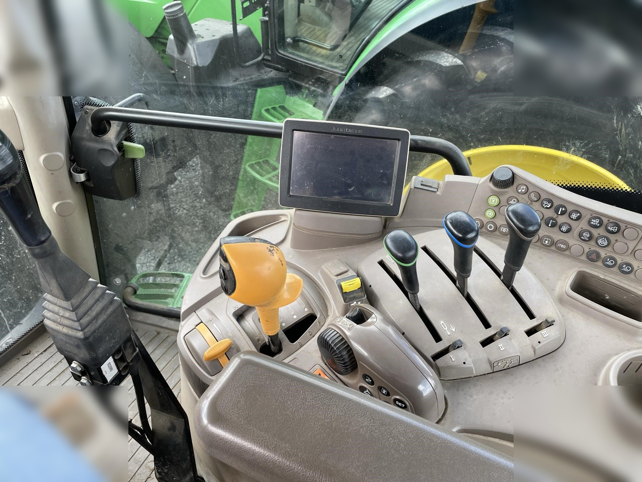 2016 JOHN DEERE 6110R - Farm tractor: picture 4 2016 JOHN DEERE 6110R - Farm tractor: picture 4