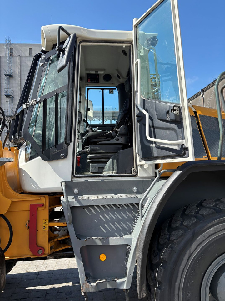 Wheel loader LIEBHERR L538: picture 16
