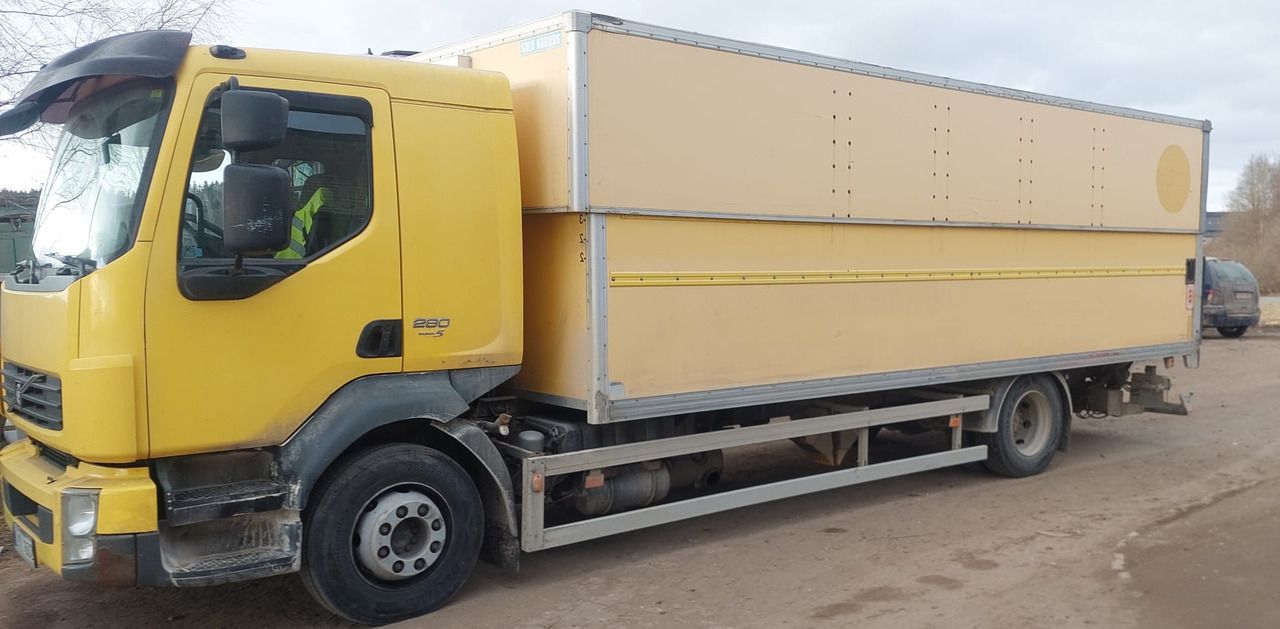 VOLVO FL240 - Isothermal truck: picture 3 VOLVO FL240 - Isothermal truck: picture 3