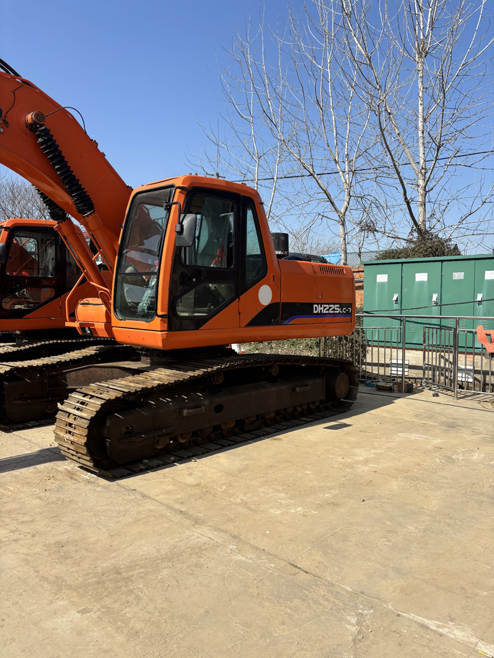 DOOSAN dh225 hot sale used excavator in stock - Crawler excavator: picture 3 DOOSAN dh225 hot sale used excavator in stock - Crawler excavator: picture 3