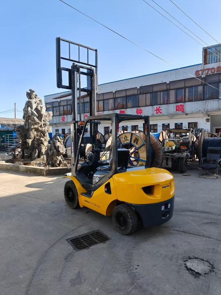 KOMATSU FD30T japan brand used 3 ton forklift - Diesel forklift: picture 1 KOMATSU FD30T japan brand used 3 ton forklift - Diesel forklift: picture 1