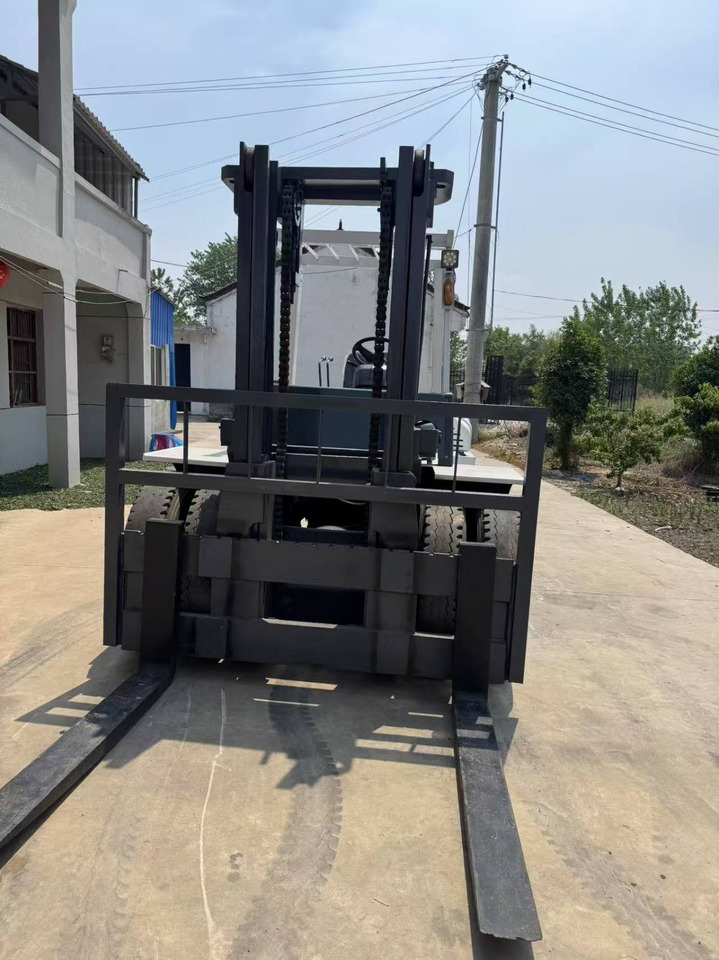 TCM fd100 used 2024 japan brand diesel forklift - Diesel forklift: picture 4 TCM fd100 used 2024 japan brand diesel forklift - Diesel forklift: picture 4