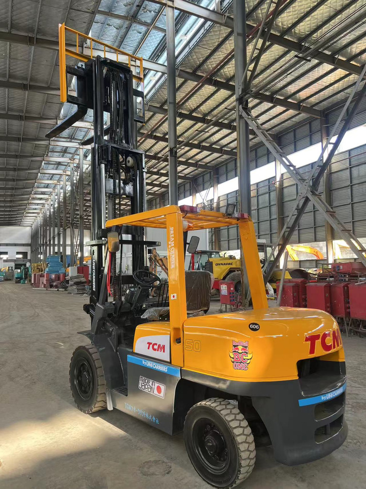 TCM fd50 japan brand original 5 ton diesel forklift 3 section 4.5m Customizable mast clamp side shift - Diesel forklift: picture 3 TCM fd50 japan brand original 5 ton diesel forklift 3 section 4.5m Customizable mast clamp side shift - Diesel forklift: picture 3