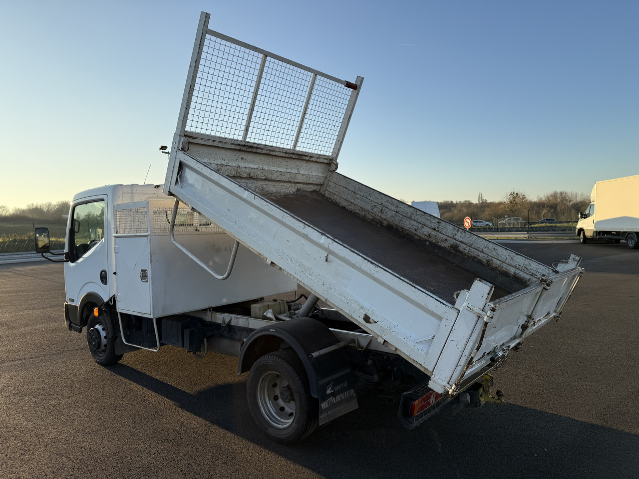 NISSAN CABSTAR 35.11 - Tipper van: picture 4 NISSAN CABSTAR 35.11 - Tipper van: picture 4