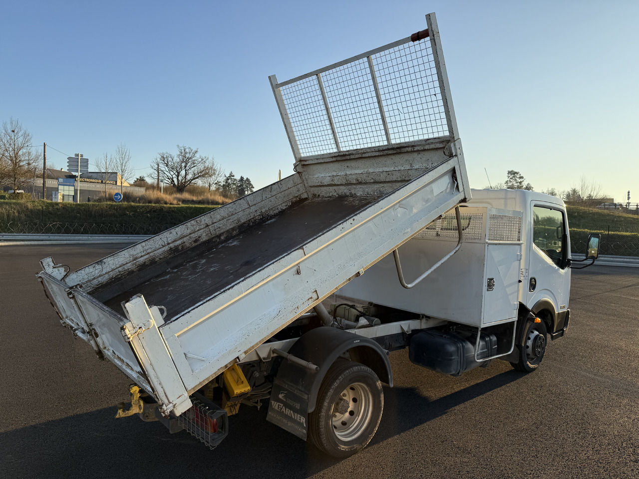 NISSAN CABSTAR 35.11 - Tipper van: picture 3 NISSAN CABSTAR 35.11 - Tipper van: picture 3