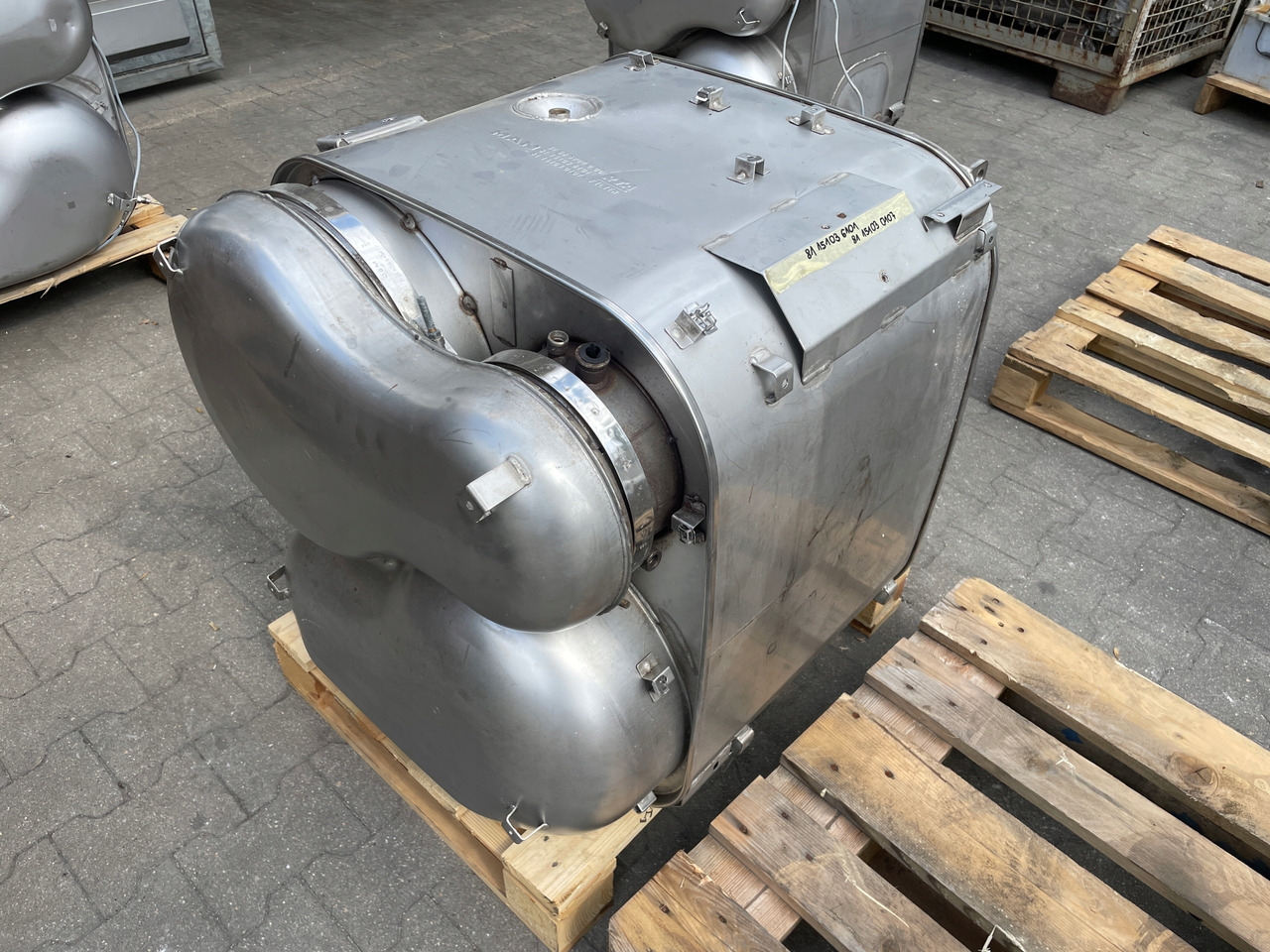 KATALIZATOR MAN TGX TGS EURO 6 DPF TŁUMIK WYDECH 81151036101 - Catalytic converter for Truck: picture 3 KATALIZATOR MAN TGX TGS EURO 6 DPF TŁUMIK WYDECH 81151036101 - Catalytic converter for Truck: picture 3