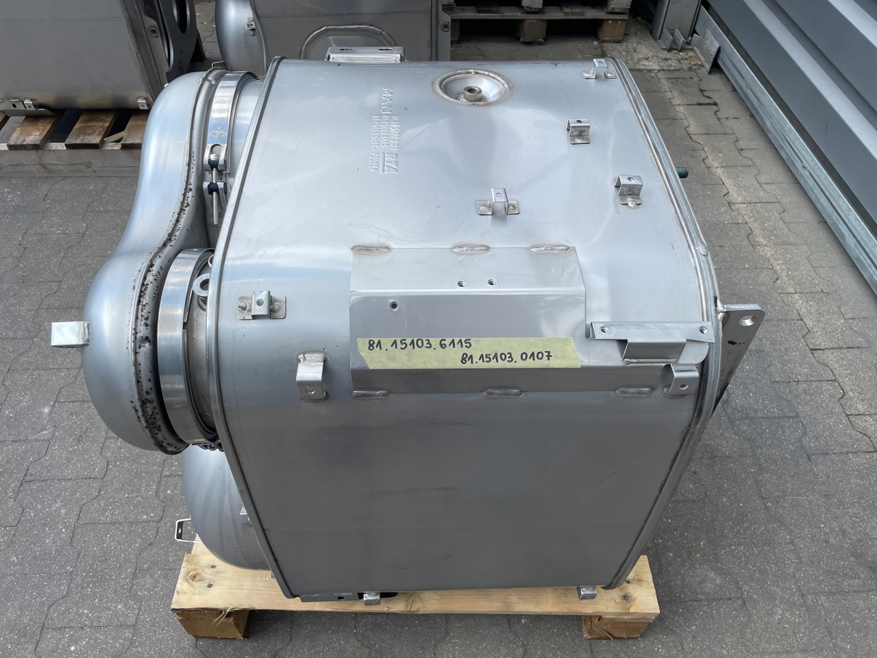 KATALIZATOR MAN TGX TGS EURO 6 DPF TŁUMIK WYDECH 81151036115 - Catalytic converter for Truck: picture 3 KATALIZATOR MAN TGX TGS EURO 6 DPF TŁUMIK WYDECH 81151036115 - Catalytic converter for Truck: picture 3