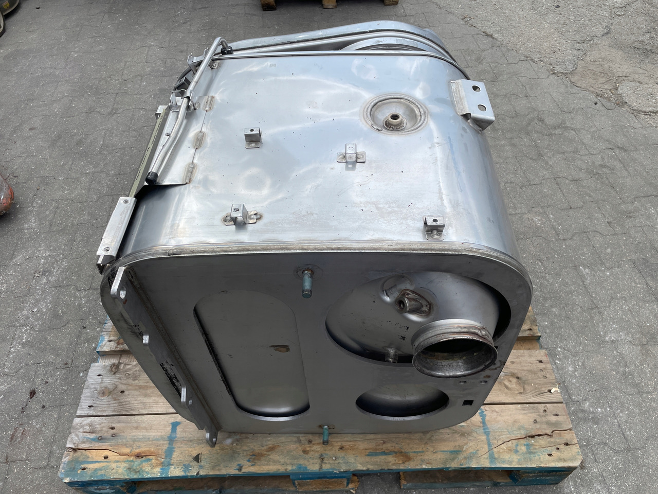 KATALIZATOR MAN TGX TGS EURO 6 DPF TŁUMIK WYDECH 81151036182 - Catalytic converter for Truck: picture 4 KATALIZATOR MAN TGX TGS EURO 6 DPF TŁUMIK WYDECH 81151036182 - Catalytic converter for Truck: picture 4