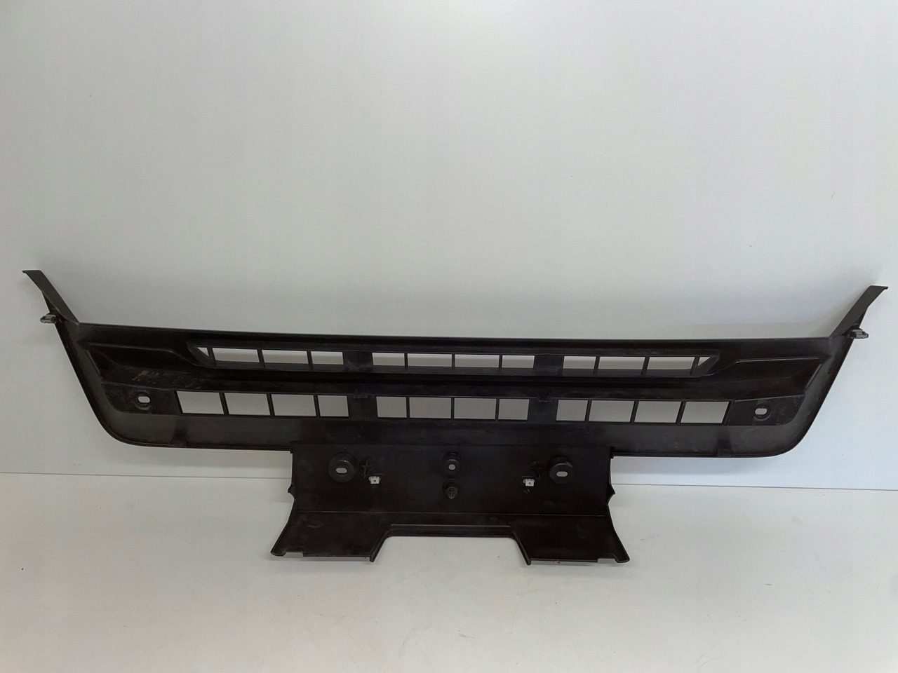 ŚRODKOWY GRILL CHROM ZDERZAKA MAN TGS TG3 TGS 3 ATRAPA 81416146086 - Footstep: picture 4 ŚRODKOWY GRILL CHROM ZDERZAKA MAN TGS TG3 TGS 3 ATRAPA 81416146086 - Footstep: picture 4