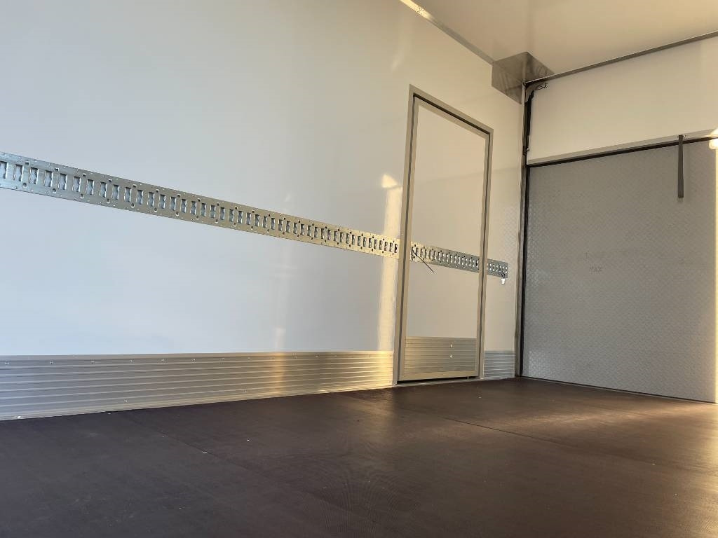 Volvo FM 330 - Box truck: picture 3 Volvo FM 330 - Box truck: picture 3