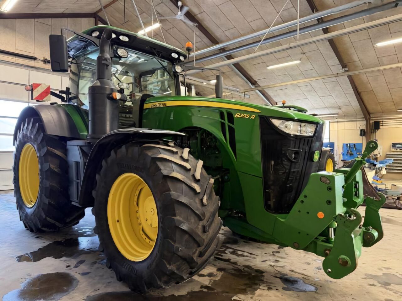JOHN DEERE 8295R - Farm tractor: picture 2 JOHN DEERE 8295R - Farm tractor: picture 2