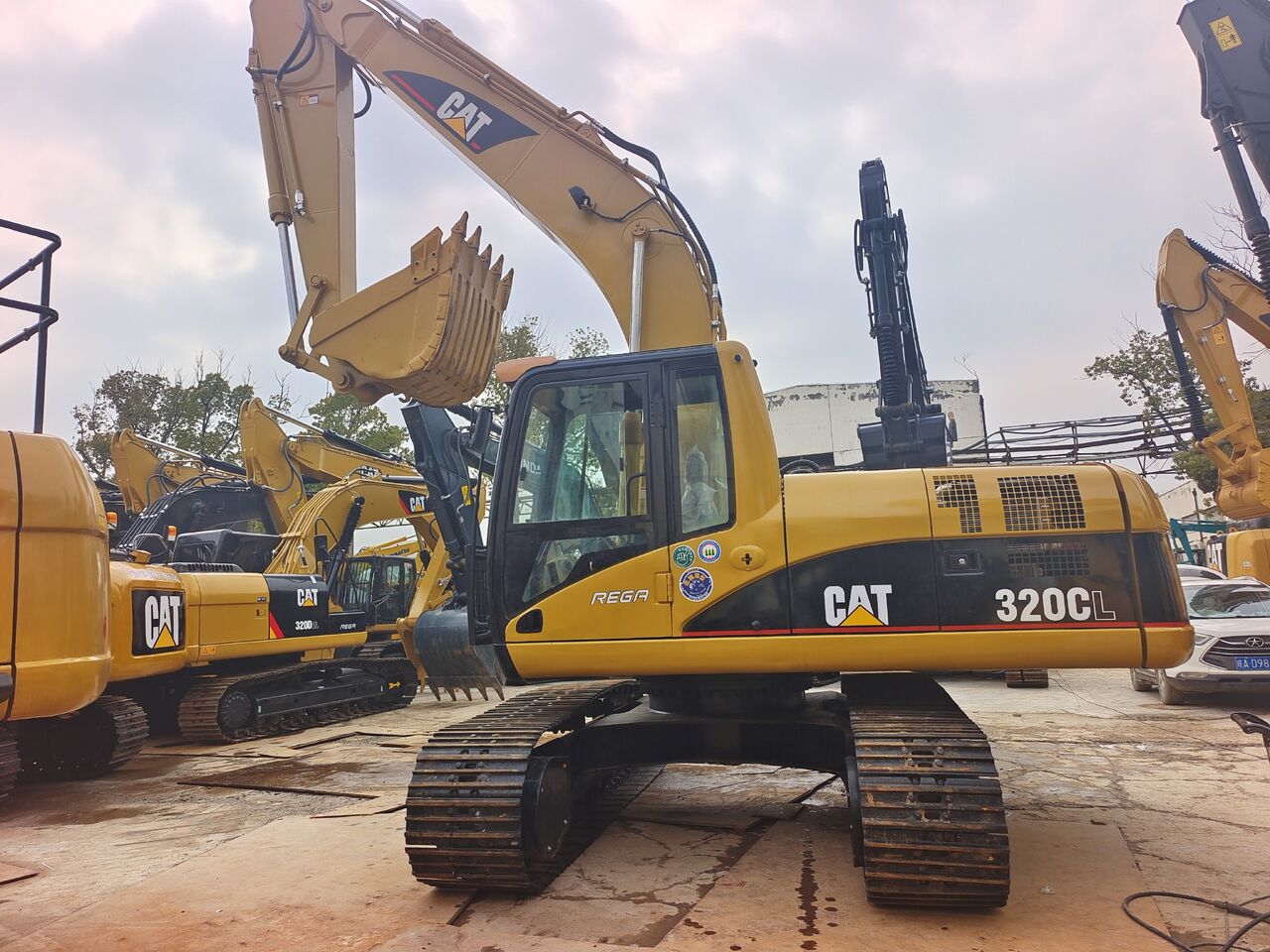 CATERPILLAR 320CL 3000 UNTS IN STOCK CHINA BIGGEST SUPPLIER - Crawler excavator: picture 1 CATERPILLAR 320CL 3000 UNTS IN STOCK CHINA BIGGEST SUPPLIER - Crawler excavator: picture 1