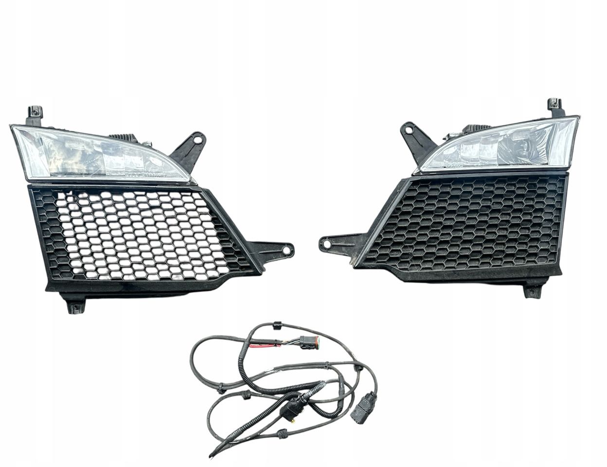 HALOGEN LED W ATRAPĘ MASKĘ Z KRATKĄ SCANIA R S NGS LEWY PRAWY INSTALACJA - Fog light: picture 1 HALOGEN LED W ATRAPĘ MASKĘ Z KRATKĄ SCANIA R S NGS LEWY PRAWY INSTALACJA - Fog light: picture 1