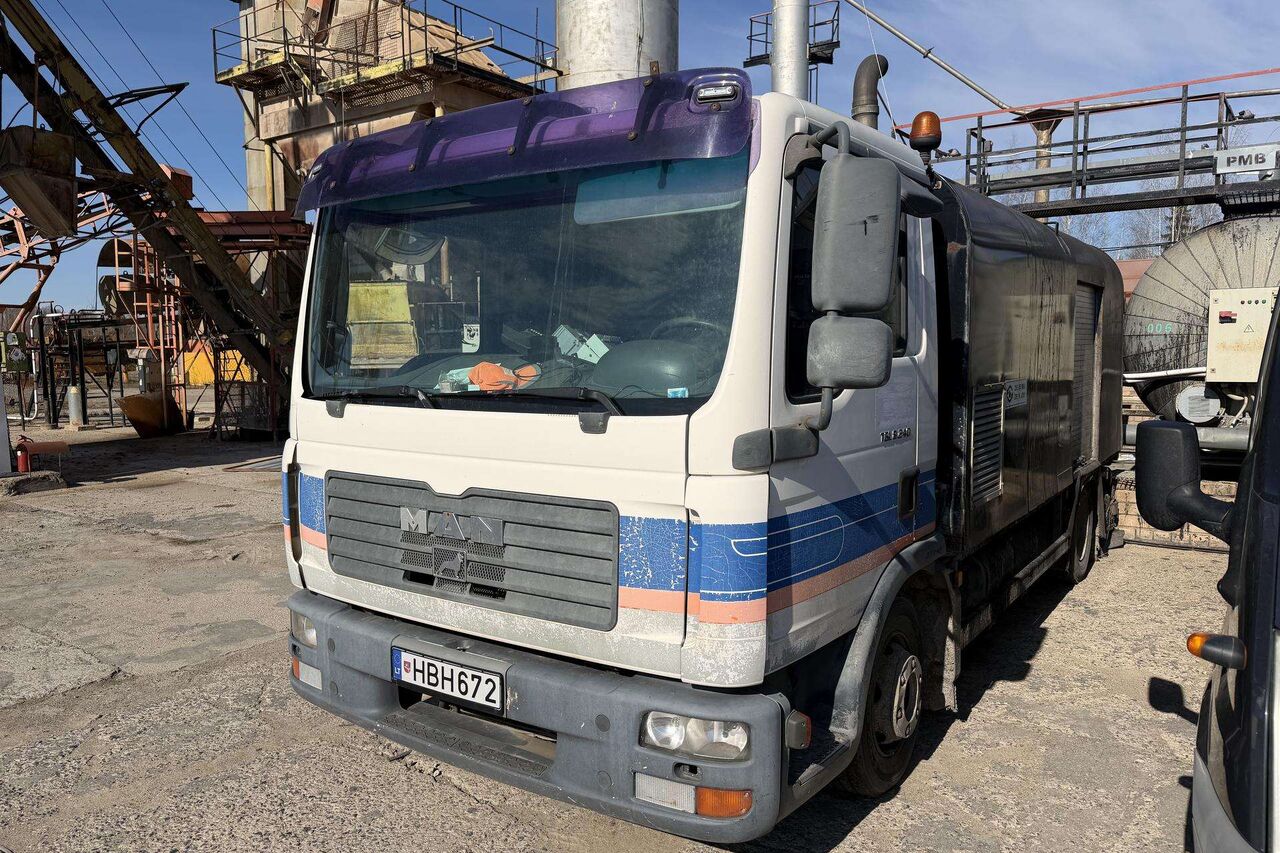 MAN TGL 8.240 - Asphalt distributor: picture 1 MAN TGL 8.240 - Asphalt distributor: picture 1