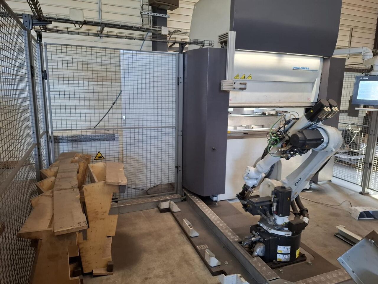 Robotic Bending Cell LVD DYNA-CELL 40/15 Pro / #237 - Press brake: picture 2 Robotic Bending Cell LVD DYNA-CELL 40/15 Pro / #237 - Press brake: picture 2