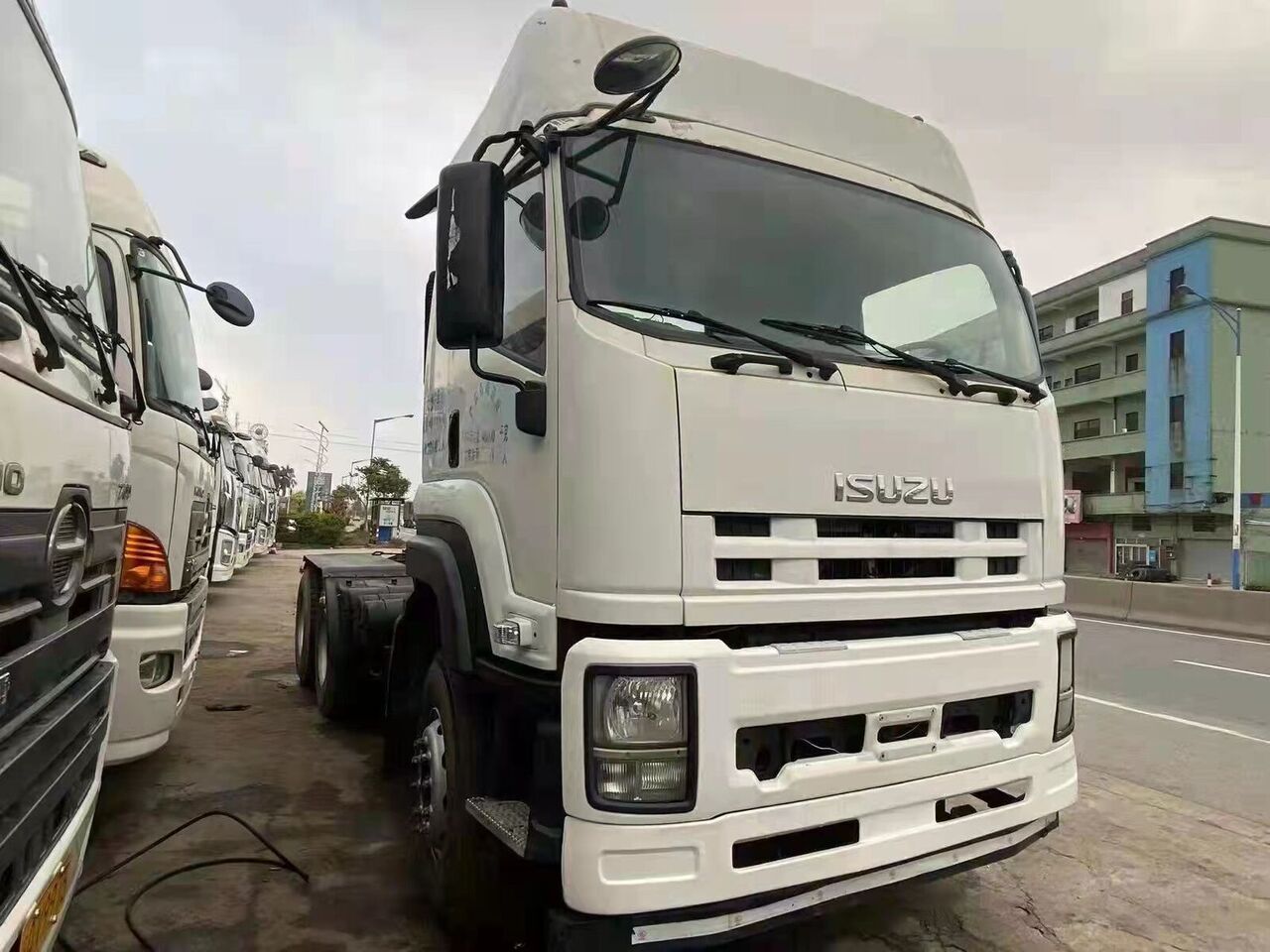 Isuzu - Tractor unit: picture 1 Isuzu - Tractor unit: picture 1