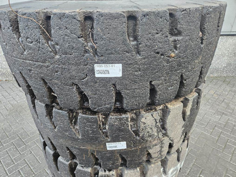 New Holland W110C-Barkley 17.5R25-Tire/Reifen/Band - Wheels and tires for Construction machinery: picture 2 New Holland W110C-Barkley 17.5R25-Tire/Reifen/Band - Wheels and tires for Construction machinery: picture 2