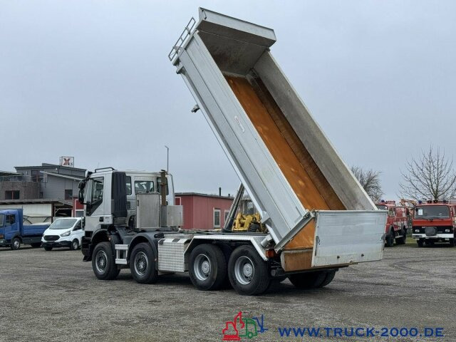 Interior photo 1: Tipper Iveco 340T50 Trakker 8x4 Bordmatik Links/Rechts/Hinten