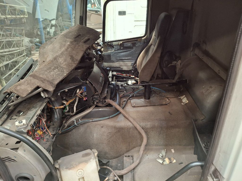 DAF CF 85.360 - Cab and interior: picture 3 DAF CF 85.360 - Cab and interior: picture 3
