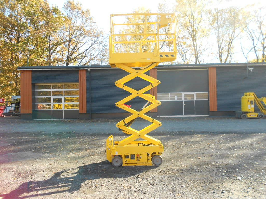 Genie GS 1330, Leichtscherenarbeitsbühne Genie 5,9 m - Truck mounted aerial platform: picture 1 Genie GS 1330, Leichtscherenarbeitsbühne Genie 5,9 m - Truck mounted aerial platform: picture 1