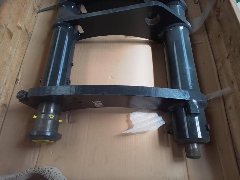 Komatsu WA100 Quick coupler 42W-70-21402 - Quick coupler for Construction machinery: picture 5 Komatsu WA100 Quick coupler 42W-70-21402 - Quick coupler for Construction machinery: picture 5